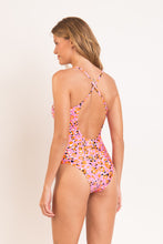 Załaduj obraz do przeglądarki galerii, Model Back: Rio De Sol Une Pièce Sweet-Camo Julia
