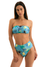Załaduj obraz do przeglądarki galerii, Model Front: Rio De Sol Haut Top Flower Geometric Reto
