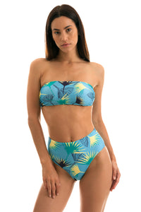 Model Front: Rio De Sol Haut Top Flower Geometric Reto