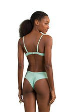 Załaduj obraz do przeglądarki galerii, Model Back: Rio De Sol Haut Top Malibu-Menta Balconet
