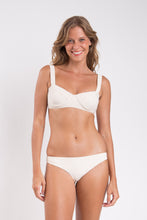 Załaduj obraz do przeglądarki galerii, Model Front: Rio De Sol Haut Top Malibu-Natural Amelia

