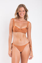 Załaduj obraz do przeglądarki galerii, Model Front: Rio De Sol Haut Top Nocciola Amelia
