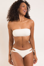 Załaduj obraz do przeglądarki galerii, Model Front: Rio De Sol Haut Top Off-White Bandeau-Reto
