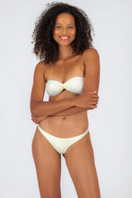 Załaduj obraz do przeglądarki galerii, Model Front: Rio De Sol Haut Top Off-White Twist
