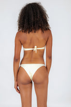 Załaduj obraz do przeglądarki galerii, Model Back: Rio De Sol Haut Top Off-White Twist
