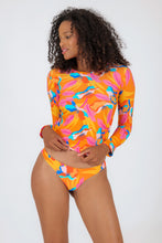 Załaduj obraz do przeglądarki galerii, Model Front: Rio De Sol Haut Top Orange-Bloom Rash-Guard
