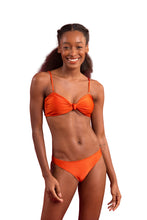 Załaduj obraz do przeglądarki galerii, Model Front: Rio De Sol Haut Top Paprica Bandeau-Joy
