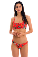 Załaduj obraz do przeglądarki galerii, Model Front: Rio De Sol Haut Top Wildflowers Bra-Sport
