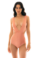 Załaduj obraz do przeglądarki galerii, Model Front: Rio De Sol Une Pièce Trikini Ouro Rosa

