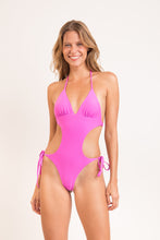 Załaduj obraz do przeglądarki galerii, Model Front: Rio De Sol Une Pièce Vita-Pink Trikini
