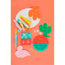 Załaduj obraz do przeglądarki galerii, Image 06: Sunnylife Pique-Nique Flamingo Ice Trays
