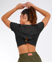 Załaduj obraz do przeglądarki galerii, T-Shirt Skin Fit Cropped 1983 Preto
