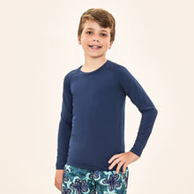 Załaduj obraz do przeglądarki galerii, Model Front: Uv Line T-Shirt Acqua Qr Code Marinho Upf50+
