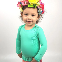Załaduj obraz do przeglądarki galerii, Model Front: Uv Line T-Shirt Camiseta Baby Nina Verde Claro Upf50+
