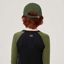 Załaduj obraz do przeglądarki galerii, Model Back: Uv Line Casquette Cap Teen Colors Verde Militar Upf50+
