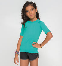 Załaduj obraz do przeglądarki galerii, Model Front: Uv Line T-Shirt Kids Fpu50+ Uvpro Short Sleeve T-Shirt Mint Green Uv
