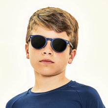 Załaduj obraz do przeglądarki galerii, Model Front: Uv Line Lunettes De Soleil Kids Sunglasses Navy Uv400
