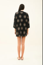 Załaduj obraz do przeglądarki galerii, Model Back: Uv Line Vêtement De Plage Kimono Shine-Preto Upf50+
