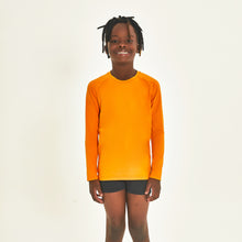 Załaduj obraz do przeglądarki galerii, Model Front: Uv Line T-Shirt Longsleeve Uprpo Inf Amarelo Queimado Upf50+

