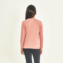 Załaduj obraz do przeglądarki galerii, Model Back: Uv Line T-Shirt Longsleeve Uprpo Inf Rose Upf50+
