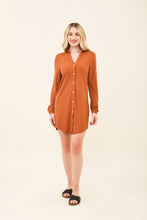Załaduj obraz do przeglądarki galerii, Model Front: Uv Line Vêtement De Plage Shirtdress Copenhagen Caramelo Upf50+
