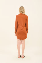 Załaduj obraz do przeglądarki galerii, Model Back: Uv Line Vêtement De Plage Shirtdress Copenhagen Caramelo Upf50+
