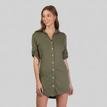 Załaduj obraz do przeglądarki galerii, Model Front: Uv Line Vêtement De Plage Shirtdress Copenhagen Verde Militar Upf50+
