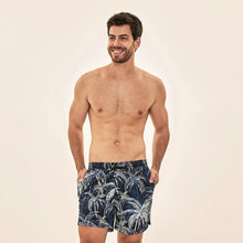 Załaduj obraz do przeglądarki galerii, Model Front: Uv Line Short De Bain Short Acqua Coqueiros Marinho Upf50+
