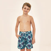 Załaduj obraz do przeglądarki galerii, Model Front: Uv Line Maillot De Bain Garçon Shorts Aqua Hibiscus Kids Upf50+
