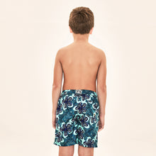 Załaduj obraz do przeglądarki galerii, Model Back: Uv Line Maillot De Bain Garçon Shorts Aqua Hibiscus Kids Upf50+
