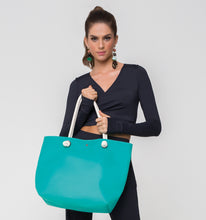 Załaduj obraz do przeglądarki galerii, Model Front: Uv Line Sac De Plage Silicone Bag Turquesa
