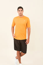 Załaduj obraz do przeglądarki galerii, Model Front: Uv Line T-Shirt Pour Homme T-Shirt Uvpro Laranja Upf50+
