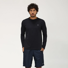 Załaduj obraz do przeglądarki galerii, Model Front: Uv Line T-Shirt Uvpro Br Ml Preto Msc
