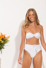 Załaduj obraz do przeglądarki galerii, Set Shimmer-White Twist Belted-High-Waist
